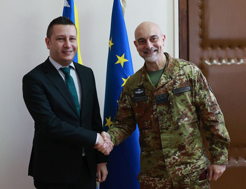 САРАЈЕВО, 10. МАРТА /СРНА/ - Замјеник министра одбране у Савјету министара Александар Гогановић и командант Еуфора генерал-мајор Маурицио Фронда усагласили су се данас у Сарајеву да у БиХ не постоје озбиљни безбједносни изазови, али да ситуација у свијету налаже додатну обазривост.