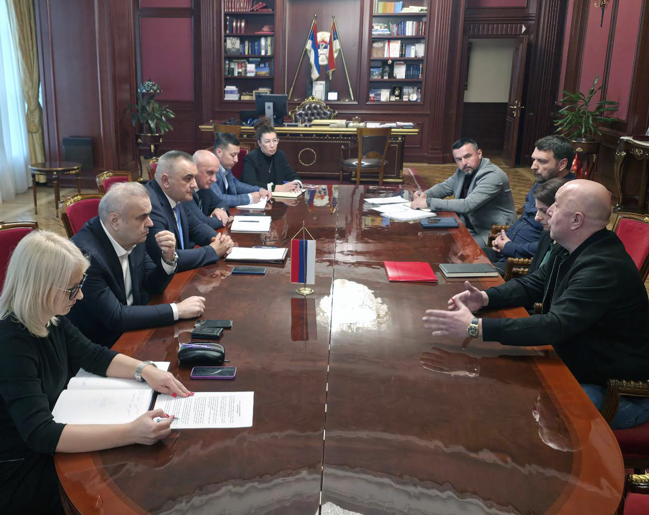 БАЊАЛУКА, 10. МАРТА /СРНА/ - Предсједник Владе Републике Српске Саво Минић и представници синдиката и менаџмента предузећа "Нова Љубија" указали су на значај очекиване одлуке Савјета министара о увођењу заштитних мјера на увоз челика, која би могла имати значајан утицај на стабилизацију пословања металуршког сектора.