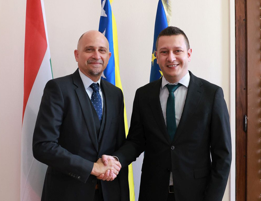 САРАЈЕВО, 10. МАРТА /СРНА/ - Замјеник министра одбране у Савјету министара Александар Гогановић истакао је данас у разговору са амбасадором Мађарске у БиХ Кристијаном Пошом и војним аташеом те земље пуковником Јаношем Такачем да је Мађарска један од кључних партнера БиХ захваљујућу својим искуствима.