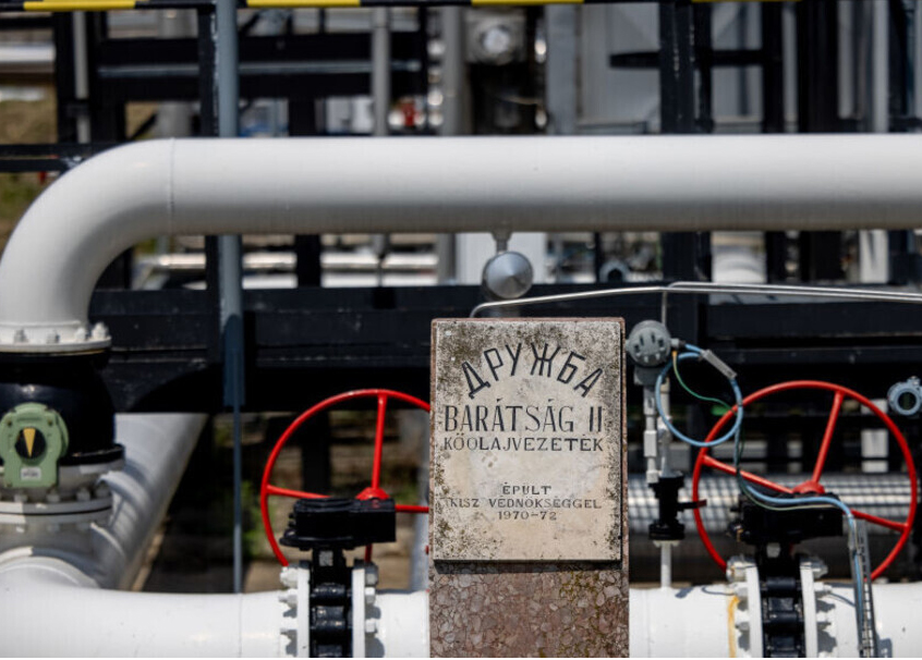 БРАТИСЛАВА, 10. МАРТА /СРНА/ - Словачки премијер Роберт Фицо изјавио је да је са предсједником Европске комисије Урсулом фон дер Лајен разговарао о потреби обнављања транзита руске нафте преко Украјине.