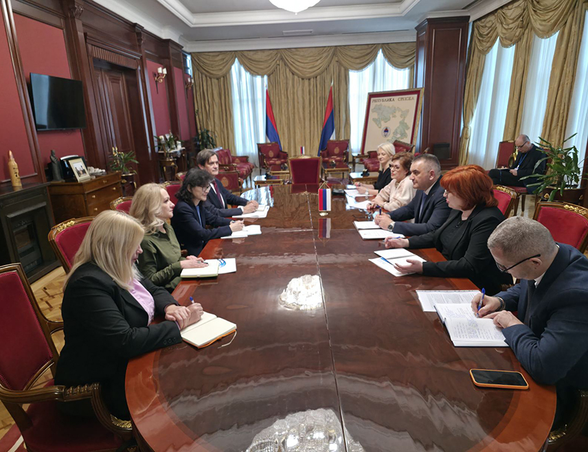 БАЊАЛУКА, 10. МАРТА /СРНА/ - На састанку премијера Републике Српске Саве Минића са регионалним директором Свјетске банке за Западни Балкан Сјаоћинг Ју договорен је наставак сарадње на бази техничких тимова Владе Српске и те банке, који ће заједно радити на дефинисању конкретних пројеката, као и модалитетима њиховог финансирања и начина реализације.