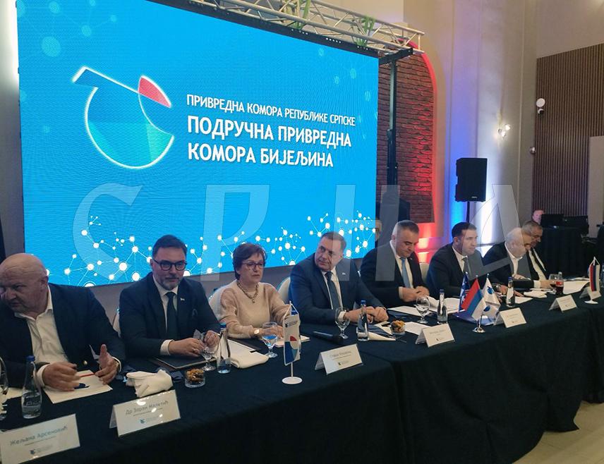 БАЊАЛУКА, 10. МАРТА /СРНА/ - У Бијељини је у току састанак предсједника Владе Републике Српске Саве Минића и више министара са бијељинским привредницима на којем ће бити ријечи о привредној ситуацији.