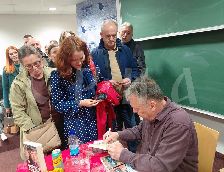 ВЛАСЕНИЦА, 10. МАРTА /СРНА/ – Мултимедијални умјетник Ненад Јанковић, познатији као Неле Карајлић, вечерас је бројној публици у Власеници представио своја књижевна дјела и упознао их о новим музичким пројектима.