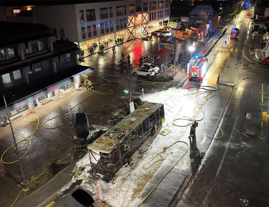 БЕРН, 11. МАРТА /СРНА/ - Најмање шест особа је погинуло, а три су повријеђене у пожару у аутобусу у Швајцарској када се једна особа полила бензином и запалила.