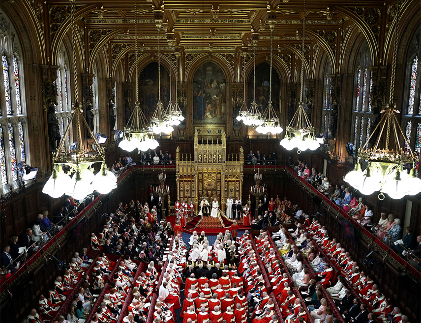 ЛОНДОН, 11. МАРТА /СРНА/ - Парламент Велике Британије усвојио је закон о укидању преосталих наслијеђених посланичких мјеста у Дому лордова, чиме се одустаје од вишевијековног система аристократских посланичких мјеста у горњем дому Парламента, за која британска Влада наводи да више неће бити осигурана по рођењу на основу племићког поријекла.