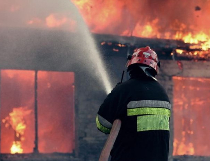 БИЈЕЉИНА, 11. МАРTА /СРНА/ - На кући у Вршанима данас је избио пожар који су ватрогасци угасили, речено је Срни у Tериторијално-ватрогасној служби Бијељина.