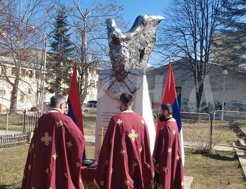 ИСТОЧНО НОВО САРАЈЕВО, 11. МАРТА /СРНА/ - Основна школа "Свети Сава" у Источном Новом Сарајеву обиљежила је Дан сјећања на страдалу дјецу Српског Сарајева, међу којом су ученице Наташа Учур и Милица Лаловић, убијене снајперским хицима на данашњи дан 1995. године док су се играле испред зграде.