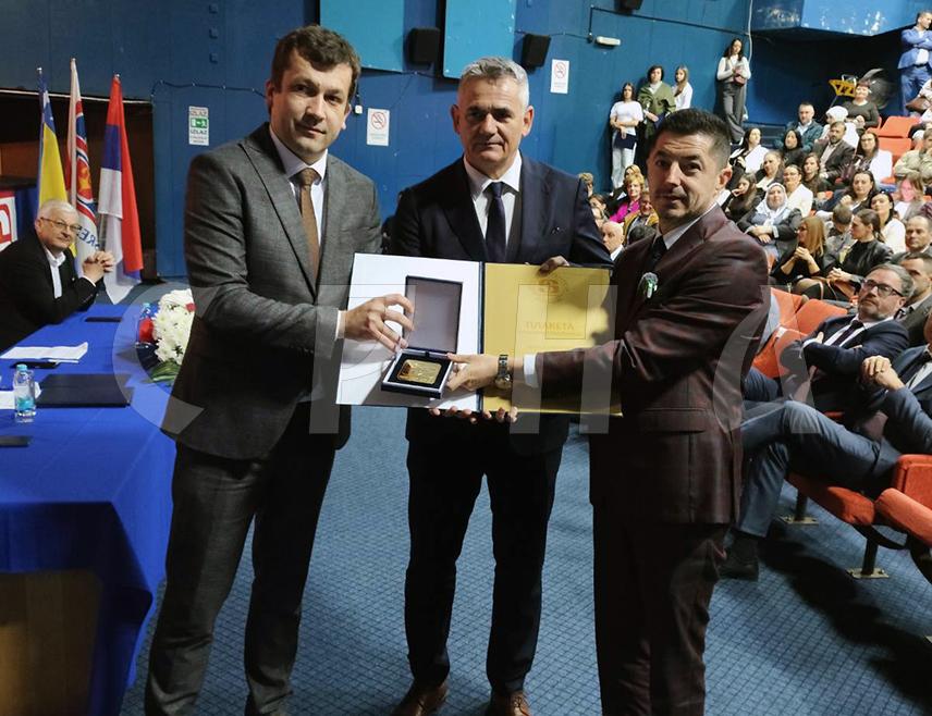 СРЕБРЕНИЦА, 11. МАРТА /СРНА/ - На свечаној сједници Скупштине општине Сребреница, поводом 11. марта - Дана општине, уручене су награде и признања заслужним појединцима и колективима, а Плакета са златним грбом општине додијељена је Брчко дистрикту за континуирану вишегодишњу подршку овој локалној заједници.