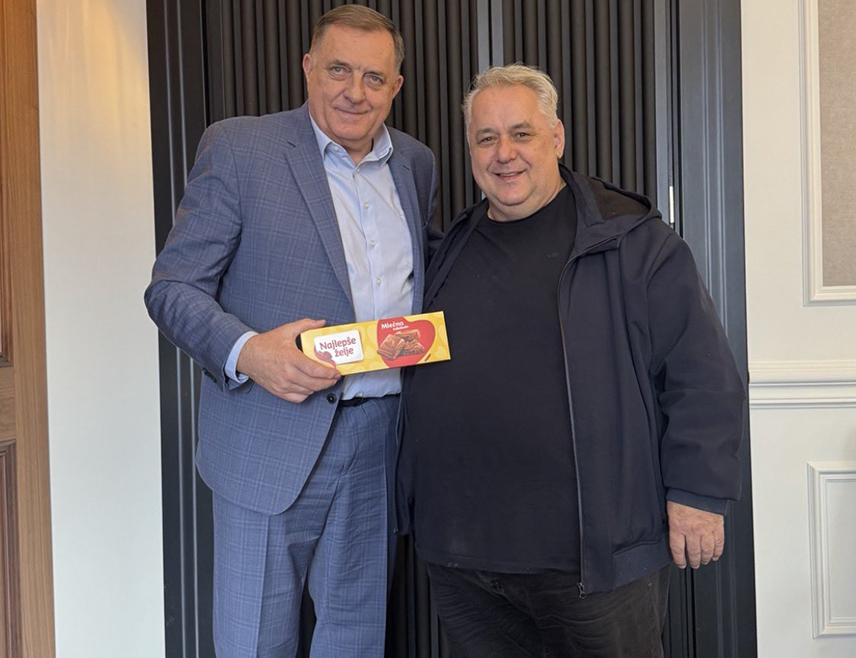 БАЊАЛУКА, 11. МАРТА /СРНА/ - Лидер СНСД-а Милорад Додик истакао је да га је пријатељ и велики умјетник Мирослав Јањанин данас обрадовао рођенданском честитком.