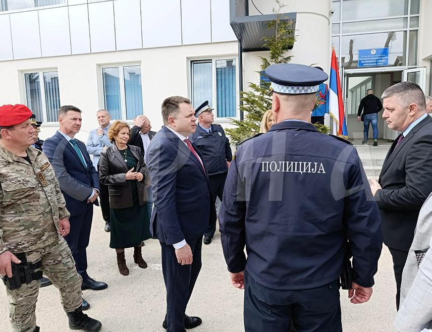 МРКОЊИЋ ГРАД, 11. МАРТА /СРНА/ - Министар унутрашњих послова Републике Српске Жељко Будимир и директор Полиције Српске Синиша Кострешевић данас су отворили реновирани и надограђени дио објекта Полицијске управе Мркоњић Град у који је Влада Српске уложила 982.769 КМ.