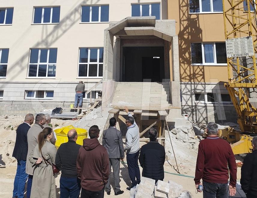 TРЕБИЊЕ, 11. МАРTА /СРНА/ - У Tребињу је при крају изградња нове зграде Центра за социјални рад вриједне 2,5 милиона КМ, коју финансира Фондација "Слободан и Маргарет Галеб" уз подршку Градске управе.