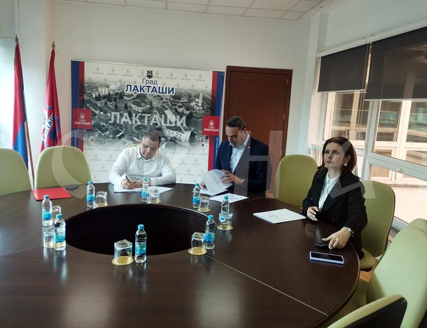 ЛАКТАШИ, 11. МАРТА /СРНА/ - У Лакташима су данас градоначелник Мирослав Бојић и директор Меморијалног центра Републике Српске Денис Бојић потписали Меморандум о сарадњи с циљем очувања сјећања на српске хероје који су дали живот за Републику Српску.