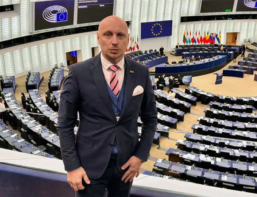 БАЊАЛУКА, 11. МАРТА /СРНА/ - Посланик Уједињене Српске у Представничком дому Парламентарне скупштине БиХ Милан Петковић рекао је на засједању Парламентарног одбора за стабилизацију и придруживање између ЕУ и БиХ у Стразбуру да очекује да Унија помогне БиХ на њеном европском путу тако што ће, за почетак, дозволити лакши прелазак граница за грађане БиХ, али и превоз и боравак њених превозника.