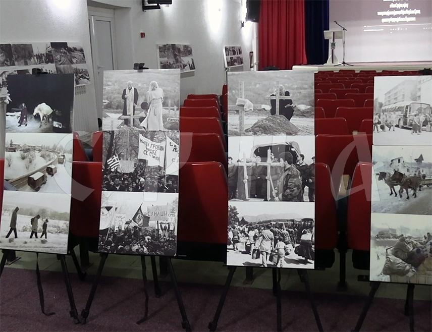 ТРНОВО, 11. МАРТА /СРНА/ - У Трнову је вечерас отворена изложба фотографија о егзодусу сарајевских Срба и њиховом страдању у Одбрамбено-отаџбинском рату, те приказани документарни филмови "Егзодус поново" у режији Сњежана Лаловића и "Крсти(ић)" у режији Драгана Елчића.