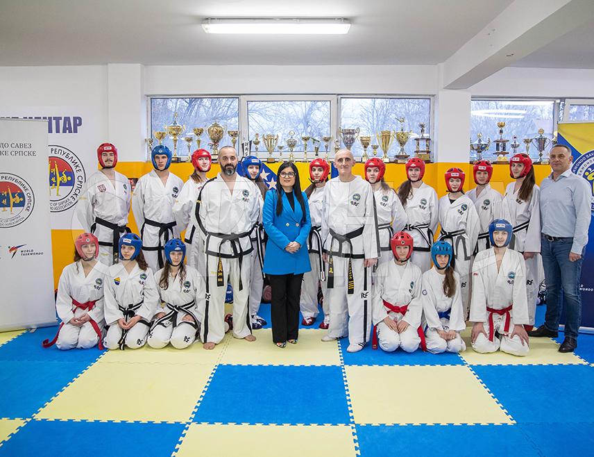 ПРЊАВОР, 11. МАРТА /СРНА/ - Министар породице, омладине и спорта Републике Српске Ирена Игњатовић посјетила је данас теквондо репрезентативце који се у Прњавору припремају за предстојеће Европско првенство у Словенији.