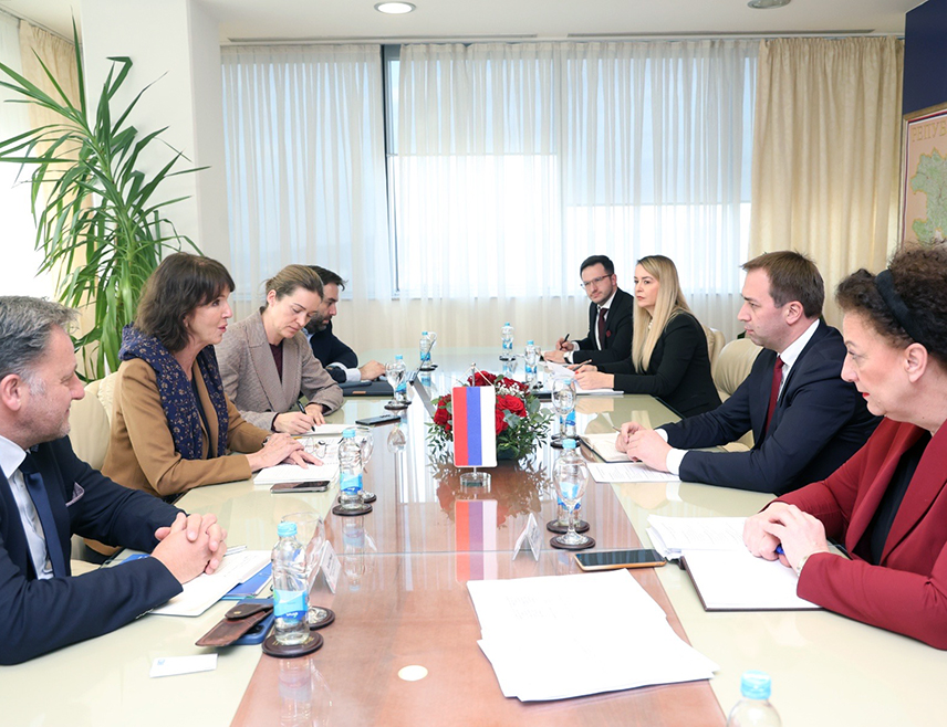 БАЊАЛУКА, 11. МАРТА /СРНА/ - Министар правде Републике Српске Горан Селак у разговору са резидентним координатором УН у БиХ Арнхилд Спенс указао је на значај очувања имовине Српске православне цркве у Федерацији БиХ /ФБиХ/ и владавине права.