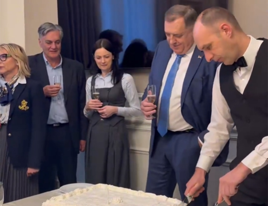 БАЊАЛУКА, 12. МАРТА /СРНА/ - Лидер СНСД-а Милорад Додик захвалио је сарадницима, пријатељима и свима који су му упутили честитке поводом рођендана, истакавши да је поносан на тим с којим ради за Републику Српску.