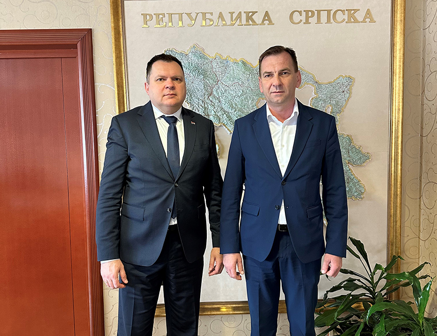 БАЊАЛУКА, 12. МАРТА /СРНА/ - Министар унутрашњих послова Републике Српске Жељко Будимир и начелник Угљевика Драган Гајић разговарали су данас у Бањалуци и сагласили се да је неопходно увести видео-надзор на подручју те општине како би се додатно унаприједила безбједност грађана.