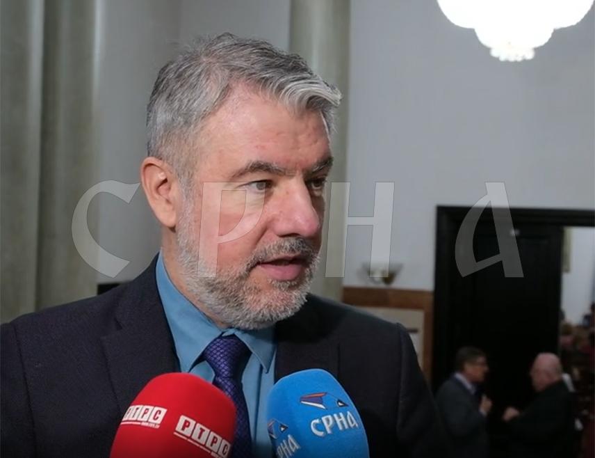 БАЊАЛУКА, 12. МАРТА /СРНА/ - Потпредсједник Владе Републике Српске Ален Шеранић изјавио је данас у Бањалуци да ће Влада заузети став о одлуци Окружног суда Бањалука о поништењу смјене Владе Ђајића са функције генералног директора Универзитетског клиничког центра /УКЦ/ Републике Српске када стигне у Владу.