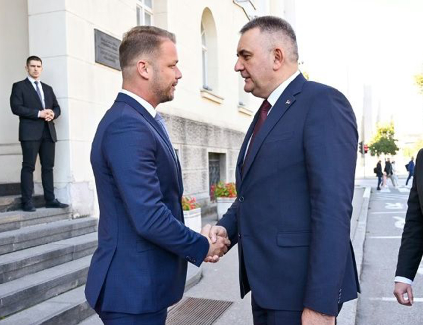 БАЊАЛУКА, 12. МАРТА /СРНА/ - Предсједник Владе Републике Српске Саво Минић предложио је да ТВ дуел са градоначелником Бањалуке Драшком Станивуковићем буде у Кући Милановића и да су добродошли сви новинари који желе да поставе питање.