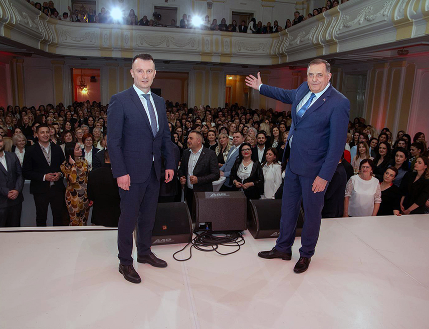 БАЊАЛУКА, 12. МАРТА /СРНА/ - Предсједник СНСД-а Милорад Додик, који вечерас присуствује осмомартовској прослави у Бањалуци, истакао је да свака жена заслужује огромну пажњу и поштовање и да на то треба да рачуна сваки дан.