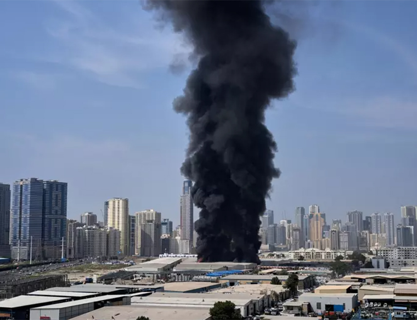ДУБАИ, 13. МАРТА /СРНА/ - Снажне експлозије потресле су јутрос Дубаи, а густ црни дим надвио се над финансијским центром града, након пожара у индустријској зони, објавиле су локалне власти.