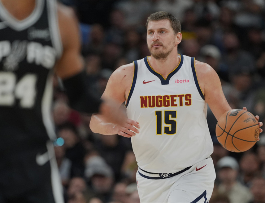 ДЕНВЕР, 13. МАРТА /СРНА/ - Српски кошаркаш Никола Јокић забиљежио је нови трипл-дабл у побједи "Денвер нагетса" над "Сан Антонио спарсима" 136:131.