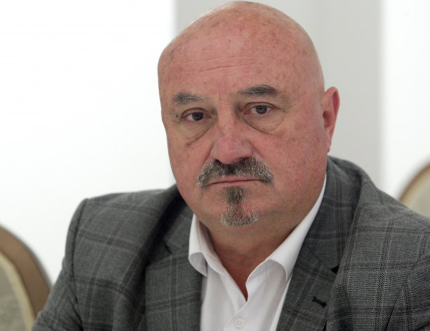 ИСТОЧНО САРАЈЕВО, 13. МАРТА /СРНА/ - Допис Високог судског и тужилачког савјета /ВСТС/ БиХ којим од Основног суда у Бањалуци тражи објашњење да ли је Милорад Додик избрисан из регистра предсједника партије представља озбиљну самовољу и наставак притиска који је неоснован, изјавио је Срни адвокат Горан Петронијевић.