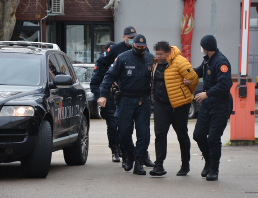 ПОДГОРИЦА, 13. МАРТА /СРНА/ - Возач аутомобила прогутао је четири кесице кокаина пред полицијом која га је зауставила у Подгорици, а кесицу хероина је просуо прије него што је ухапшен.