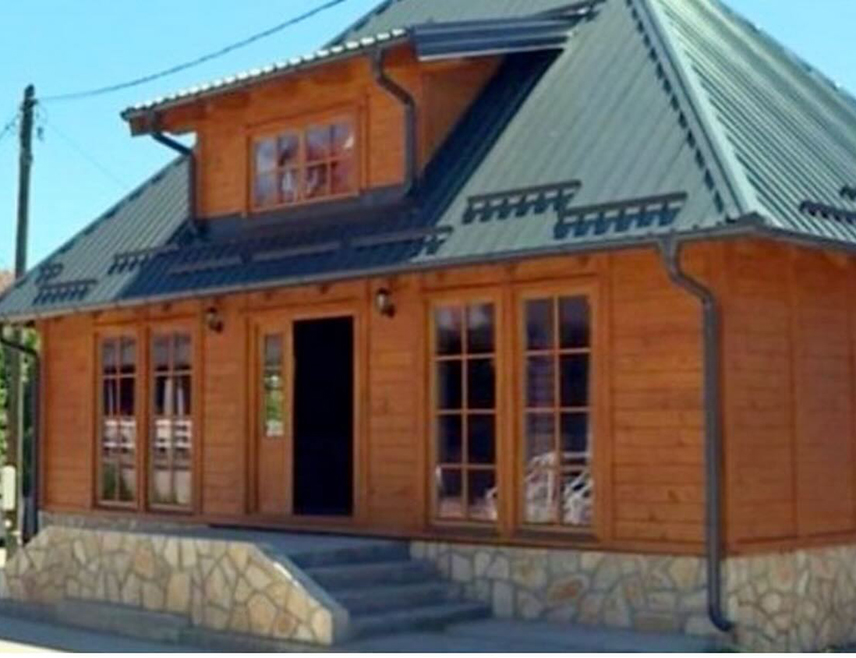 КАЛИНОВИК, 13. МАРТА /СРНА/ - Министар спољне трговине и економских односа у Савјету министара Сташа Кошарац изјавио је да "Калиновачка кућа" има значајну улогу у промоцији, продаји и брендирању домаћих производа, те поручио да ће ресорно министарство наставити да пружа подршку њеном раду и даљем развоју.