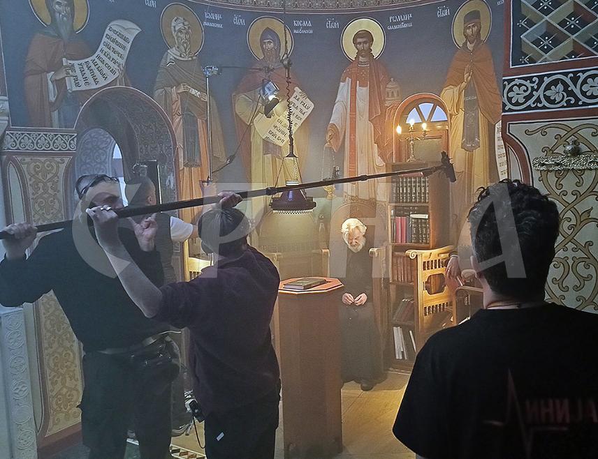 НОВИ САД, 13. МАРTА /СРНА/ - У фрушкогорском манастиру Ковиљ данас је завршено снимање посљедњих кадрова филма "Линија" редитеља Драгана Елчића о легендарном ратном хирургу Миодрагу Лазићу који је током ратова деведесетих година 20. вијека спасавао људске животе у Републици Српској.