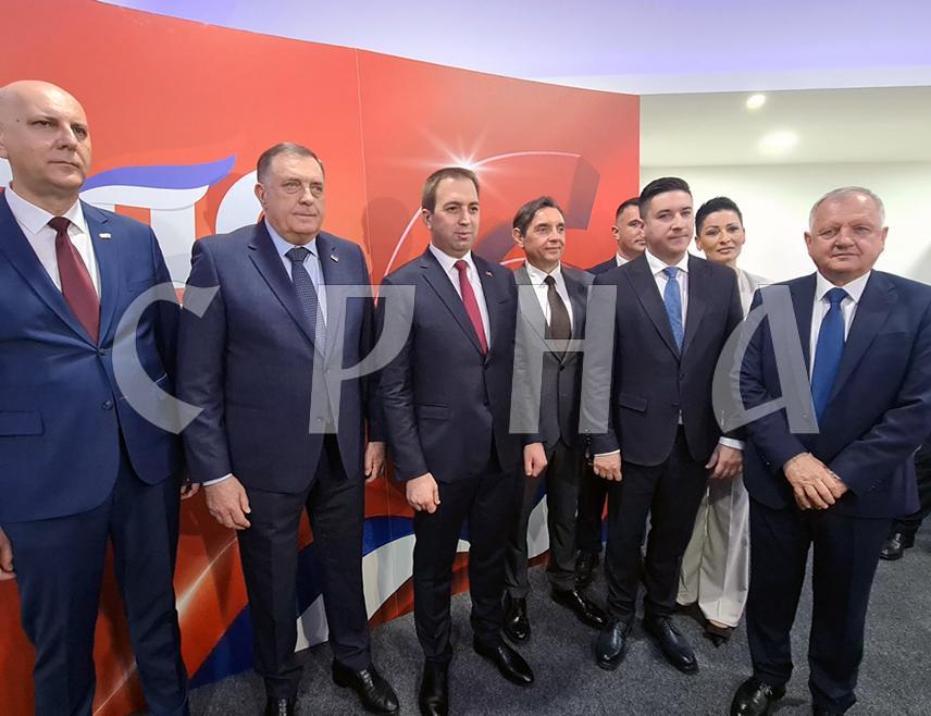 ДОБОЈ, 13.МАРТА /СРНА/ - Социјалистичкa партијa Српске /СПС/ окупљена је око институција Републике Српске и њених грађана, изјавио је предсједник ове странке Горан Селак у Добоју на обиљежавању шест година постојања и политичког дјеловања СПС-а.