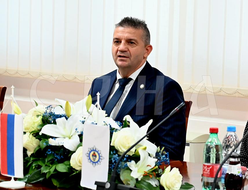 БАЊАЛУКА, 14. MARTA /СРНА/ - Примања полицијских службеника Судске полиције Републике Српске су за око 30 одсто нижа у односу на примања полицијских службеника Министарства унутрашњих послова /МУП/ и такав несразмјер би у будућности могао значајније утицати на заинтересованост младих за запошљавање у овој институцији, изјавио је Срни директор Судске полиције Жељко Драгојевић.