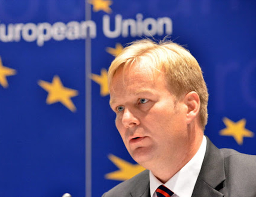 ПРИШТИНА, 14. МАРТА /СРНА/ - ЕУ сматра кључним приоритетом да влада такозваног Косова обезбиједи боравишне дозволе за запослене и студенте на које се односи законо о странцима, за почетни период од 12 мјесеци, како би се спријечио било какав прекид здравствених и образовних услуга, изјавио је специјални представник ЕУ за дијалог Београда и Приштине Петер Соренсен.