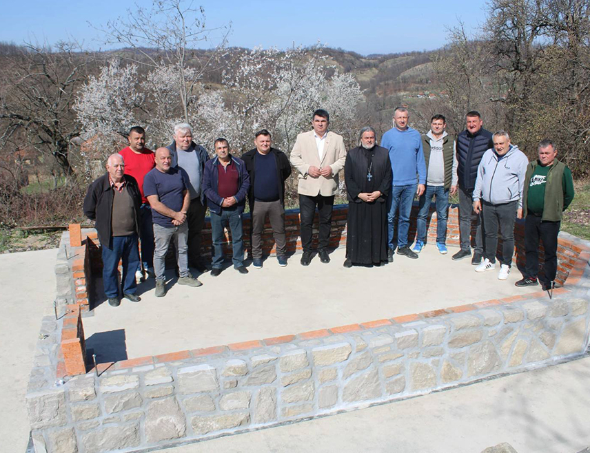 ЛОПАРЕ, 14. МАРТА /СРНА/ - У засеоку Поповићи у Горњем Прибоју код Лопара настављена је градња храма и сазидан је темељ богомоље недалеко од мјеста гдје је била једна о најстаријих цркава на Мајевици.