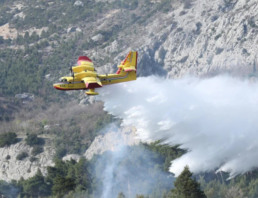 МАКАРСКА, 14. МАРТА /СРНА/ - На Великом брду изнад Макарске у Хрватској данас је избио пожар који је захватио борову шуму и ниско растиње, а у његовом гашењу учествује 50 ватрогасаца и канадер, саопштено је из ватрогасне службе у Сплиту.