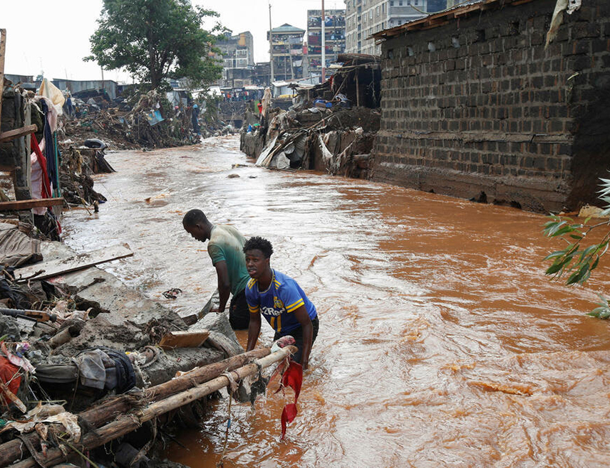 НАЈРОБИ, 14. МАРТА /СРНА/ - Најмање 62 особе, укључујући осморо дјеце, погинуле су у поплавама које су погодиле главни град Кеније, Најроби, и друга подручја у тој земљи крајем прошле седмице, саопштила је данас кенијска полиција.