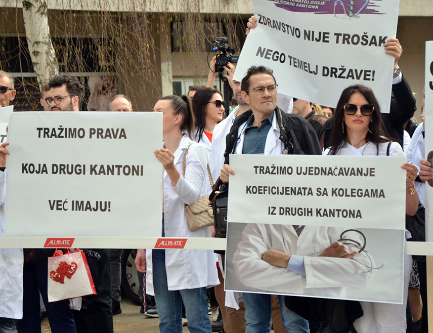 ТУЗЛА, 14. МАРТА /СРНА/ - Доктори медицине и стоматологије Тузланског кантона послали су данас са протестног скупа у Тузли посљедње упозорење Влади Тузланског кантона и најавили да ће синдикат, уколико до понедјељка не буде постигнут договор о повећању коефицијената, раскинути колективни уговор и прећи у штрајк.