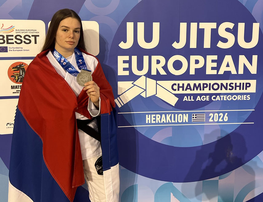 БАЊАЛУКА, 14. МАРТА /СРНА/ - Бањалучанка Милица Панић, чланица Џију-џицу клуба "Борац", освојила је сребрену медаљу на Европском првенству за јуниоре, који се овог викенда одржава на грчком острву Крит.