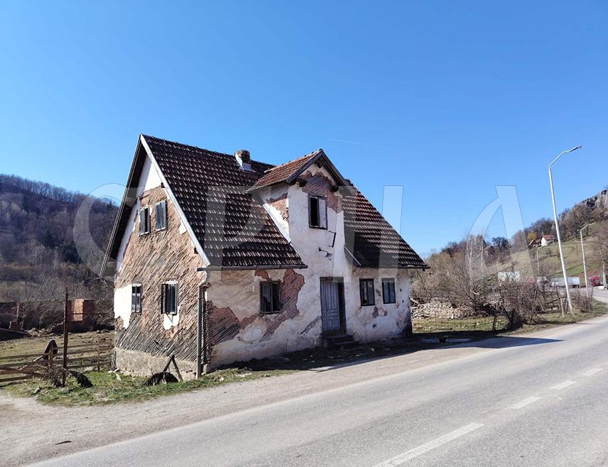 ПАЛЕ, 15. МАРТА /СРНА/ - Највиши представници власти Источног Сарајева и Пала обећали су реконструкцију куће баке Даре Малић у Сумбуловцу у којој су бројни сарајевски Срби током егзодуса проналазили уточиште, како би била сачувана као споменик историје.