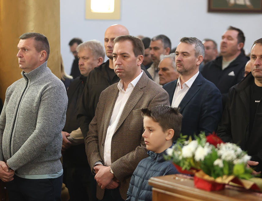 КОТОР ВАРОШ, 15. МАРТА /СРНА/ - Министар правде Републике Српске Горан Селак присуствовао је светој литургији у храму Рођења Пресвете Богородице у Котор Варошу, гдје је поручио да литургијска сабрања подсјећају на снагу вјере и значај очувања духовних и националних вриједности.