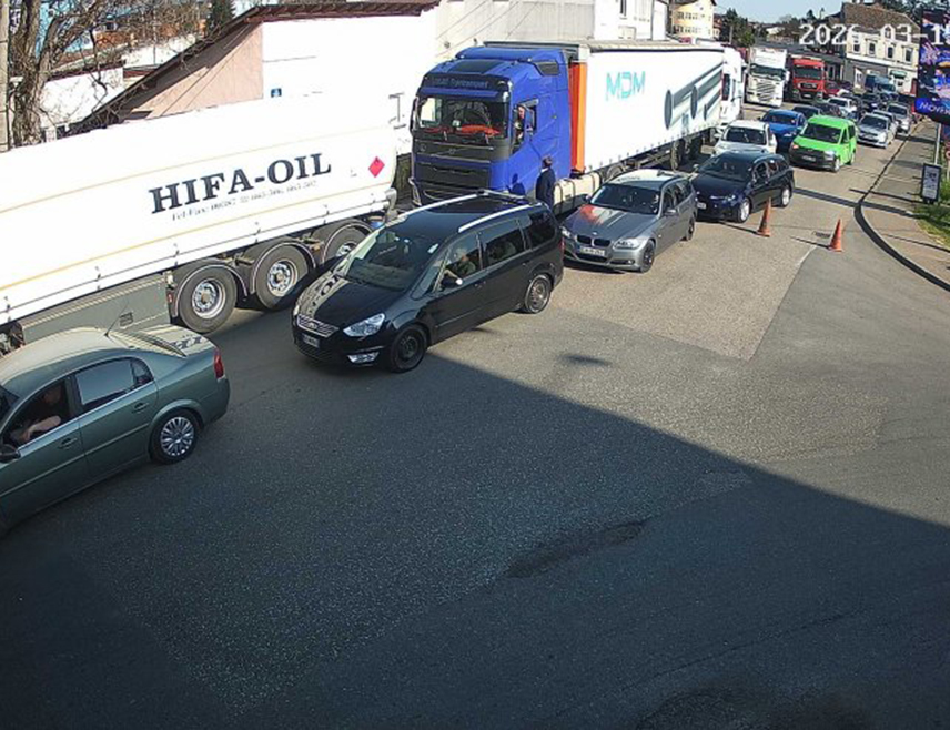 БАЊАЛУКА, 15. МАРТА /СРНА/ - На граничним прелазима Градишка, Доња Градина, Велика Кладуша, Брод, Свилај, Орашје, Шепак и Каракај појачана је фреквенција возила на излазу из БиХ.