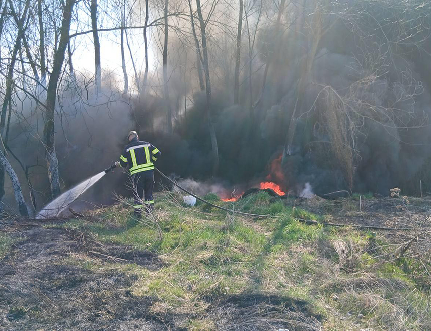 ЗВОРНИК, 15. МАРТА /СРНА/ - Пожар који је данас захватио стару депонију у Каракају припадници Ватрогасно-спасилачке јединице Зворник ставили су под контролу, саопштено је из Градске управе Зворник.