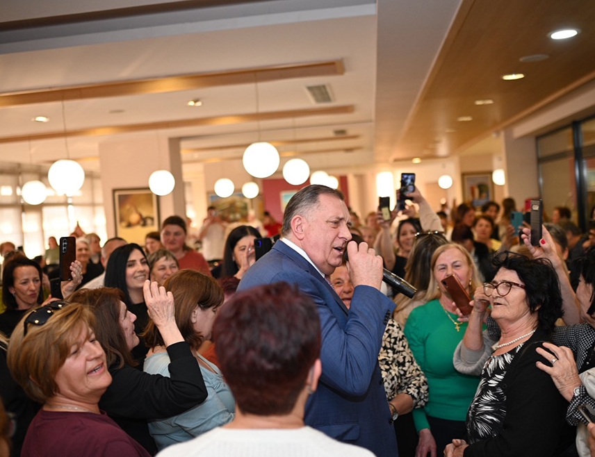 ТЕСЛИЋ, 15. МАРТА /СРНА/ - Предсједник СНСД-а Милорад Додик истакао је да је Република Српска снажна онолико колико су снажне породице и жене које носе терет свакодневног живота.