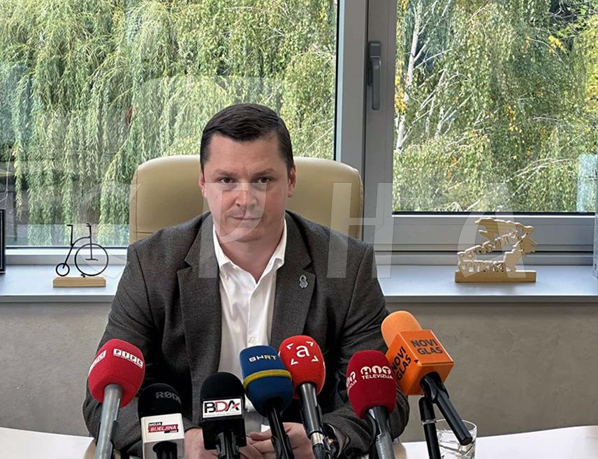 БИЈЕЉИНА, 16. МАРТА /СРНА/ - Подношењем оставке Саве Минића на функцију премијера Републике Српске и његовим поновним избором на ову позицију биће стављена тачка на покушај изазивања институционалне кризе у Српској, оцијенио је члан Предсједништва СНСД-а Александар Ђурђевић.