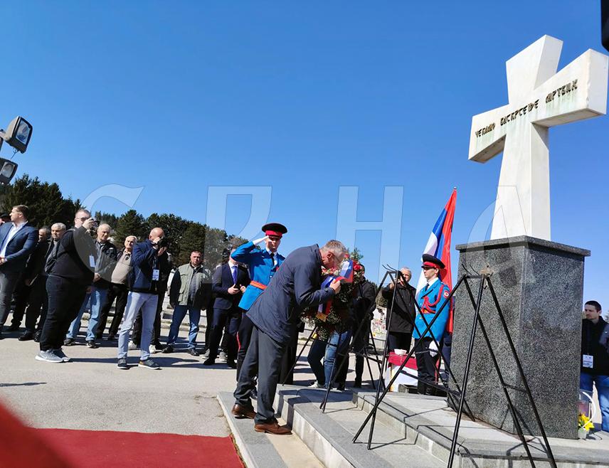 СОКОЛАЦ, 16. МАРТА /СРНА/ - У оквиру обиљежавања 30 година од егзодуса Срба из Сарајева код централног крста на Војничком спомен-гробљу Нови Зејтинлик на Сокоцу положени су вијенци и цвијеће и одата почаст погинулим борцима.