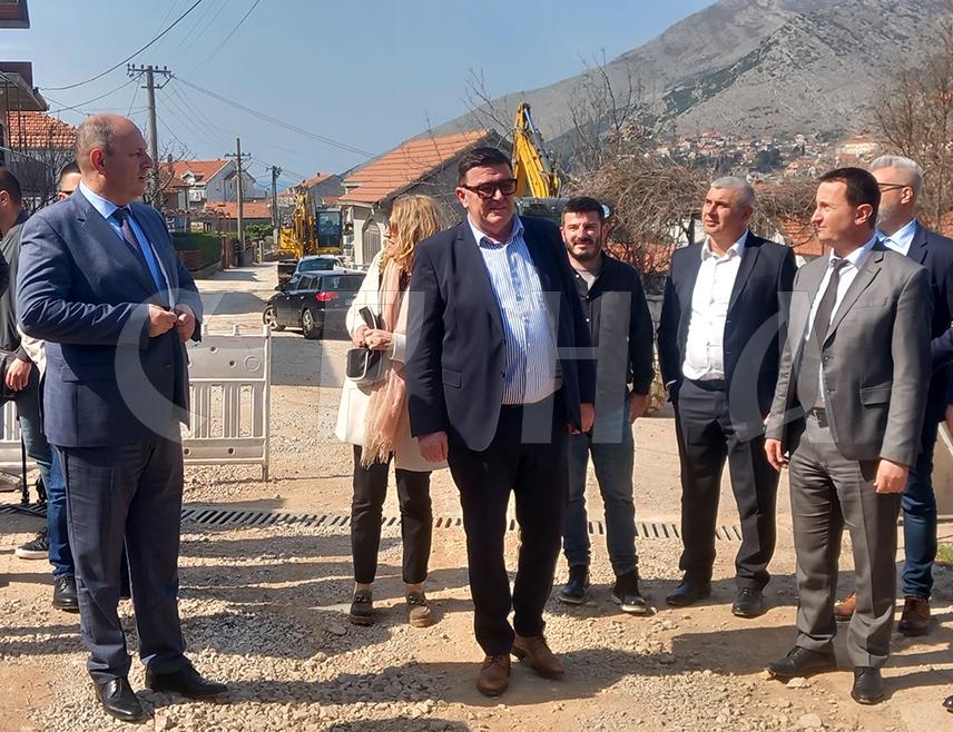 TРЕБИЊЕ, 16. МАРТА /СРНА/ - Изградња канализационе мреже у требињском насељу Полице, вриједна 4.400.000 КМ, одвија се планираном динамиком, а њеним завршетком биће ријешен дугогодишњи проблем, рекао је градоначелник Tребиња Мирко Ћурић.