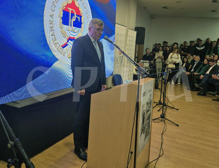 ПАЛЕ, 16. МАРТА /СРНА/ - Министар за научнотехнолошки развој и високо образовање Републике Српске Драга Мастиловић изјавио је да је важно да студенти познају историјске чињенице о континуитету постојања српског народа на простору Сарајева, али и западно од ријеке Дрине како би се супротставили покушајима искривљавања историје.