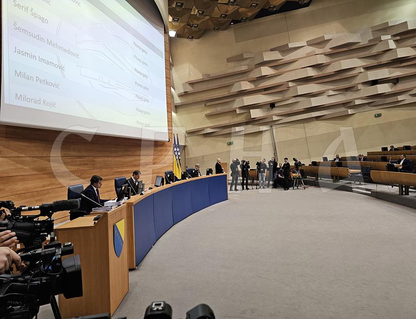 САРАЈЕВО, 16. МАРTА /СРНА/ - Представнички дом Парламентарне скупштине БиХ прихватио је захтјев Савјета министара да се по хитној процедури, без могућности предлагања амандмана, изјасни о Приједлогу закона о ограничавању располагања имовином с циљем спречавања тероризма, финансирања тероризма и финансирања ширења оружја за масовно уништење.