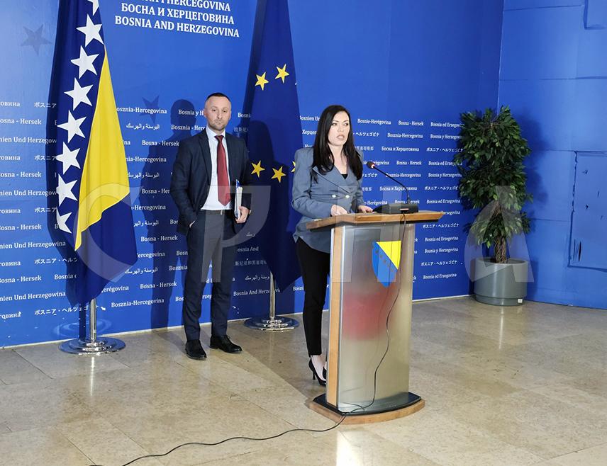 САРАЈЕВО, 16. МАРТА /СРНА/ - Нованар федералног медија вербално је напао шефа Клуба посланика СНСД-а Сању Вулић и посланика Милорада Којића док су коментарисали чињеницу да се током расправе о Приједлогу закона о допуни Закона о акцизама у БиХ у новинарској соби зачуо коментар "мрш, прави сте четници".